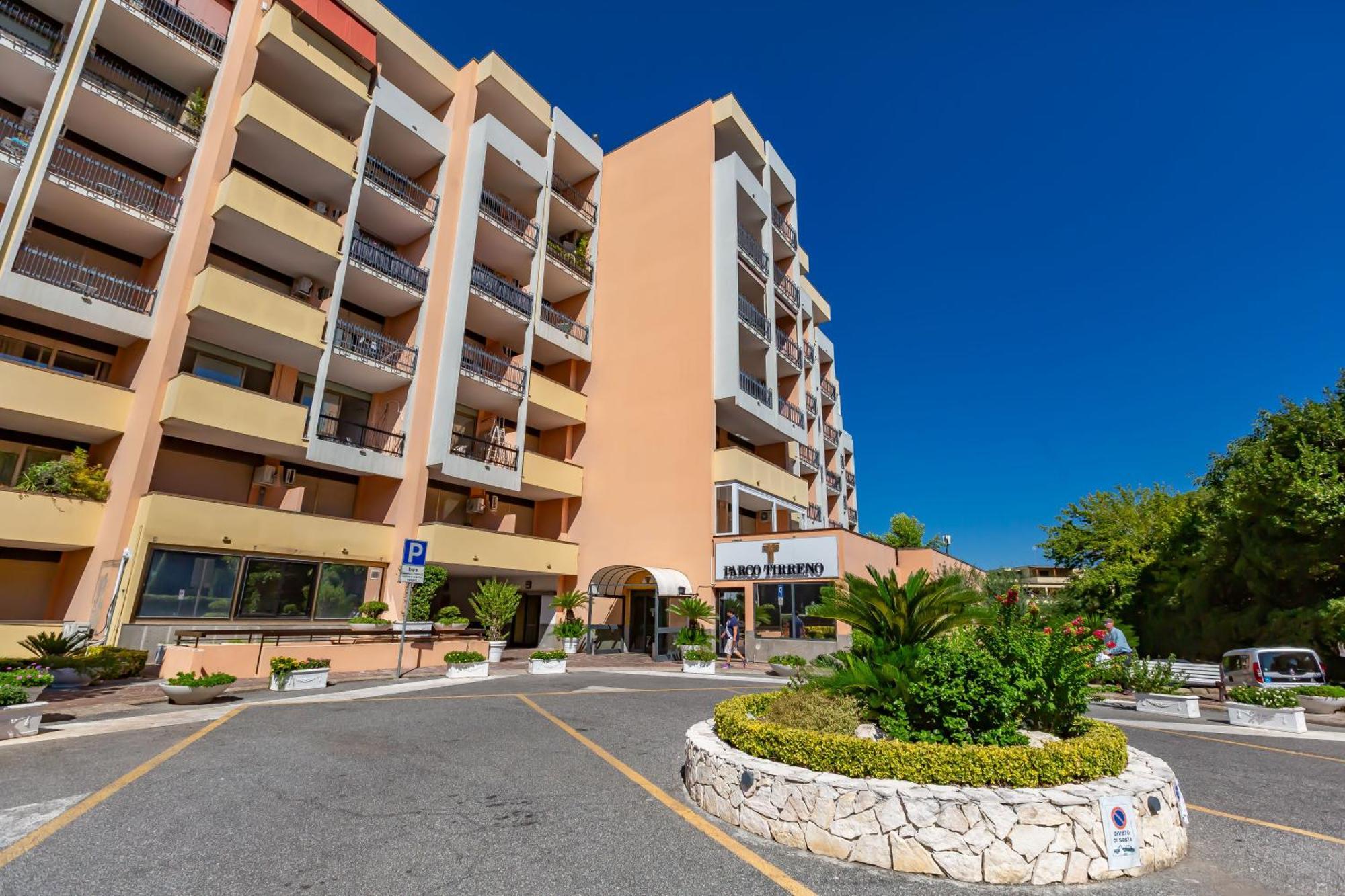 Next Stop From Laura Hotel Exterior photo